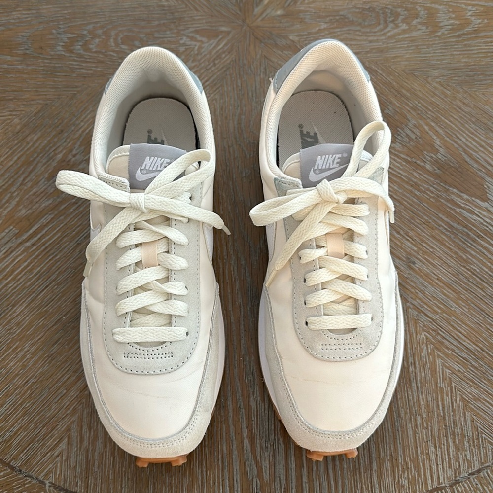 Women’s Nike Daybreak 7.5 Tan